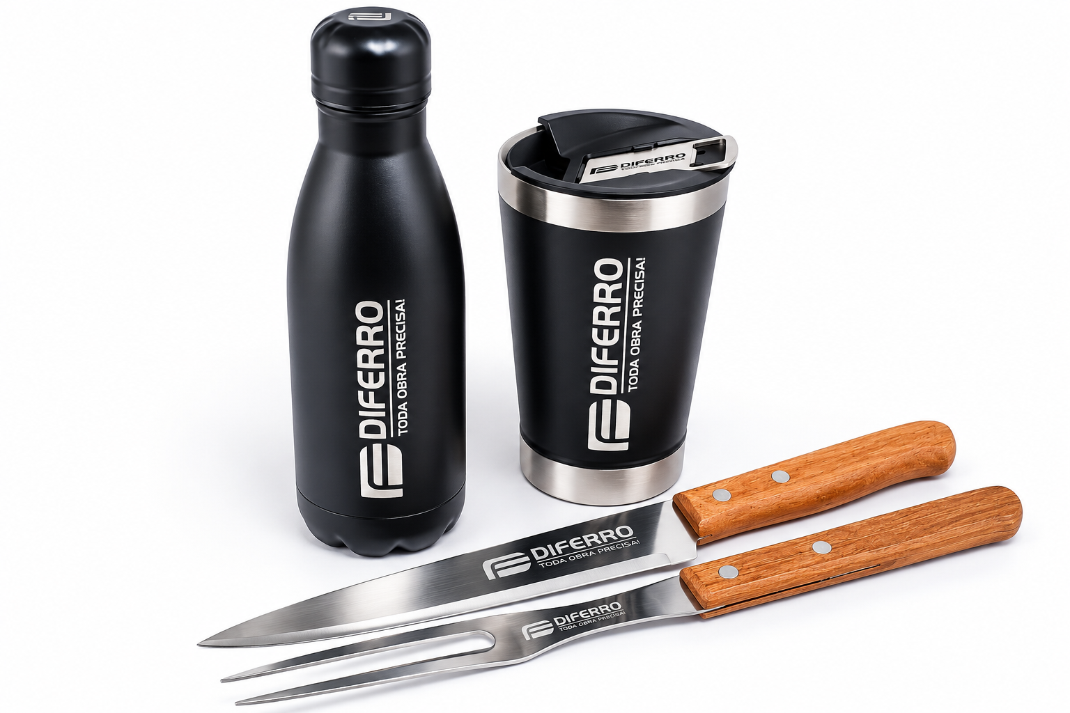 Conjunto de brindes corporativos com garrafa, copo térmico e kit churrasco personalizados