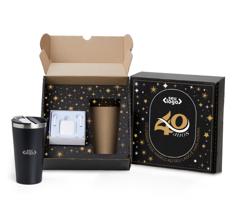 Kits de brindes corporativos com canecas, canetas ou cadernos, personalizados com o logotipo da marca, são ótimos para marcar essa nova experiência!