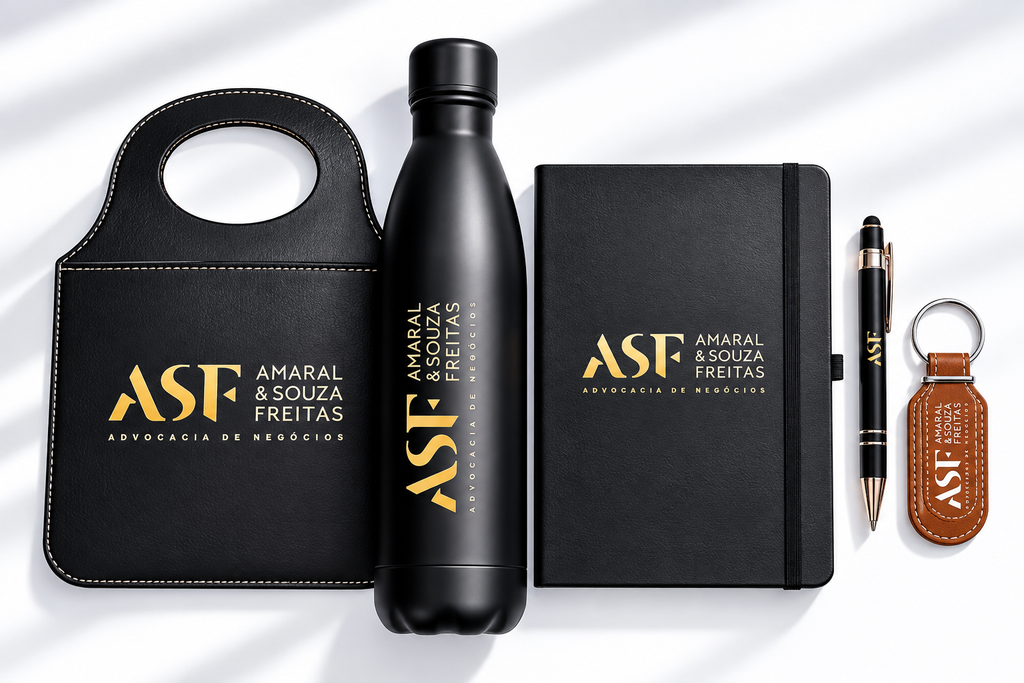 Kit corporativo premium personalizado com garrafa, caderneta, caneta, chaveiro e porta-garrafa, ideal para presentes empresariais e ações de relacionamento.