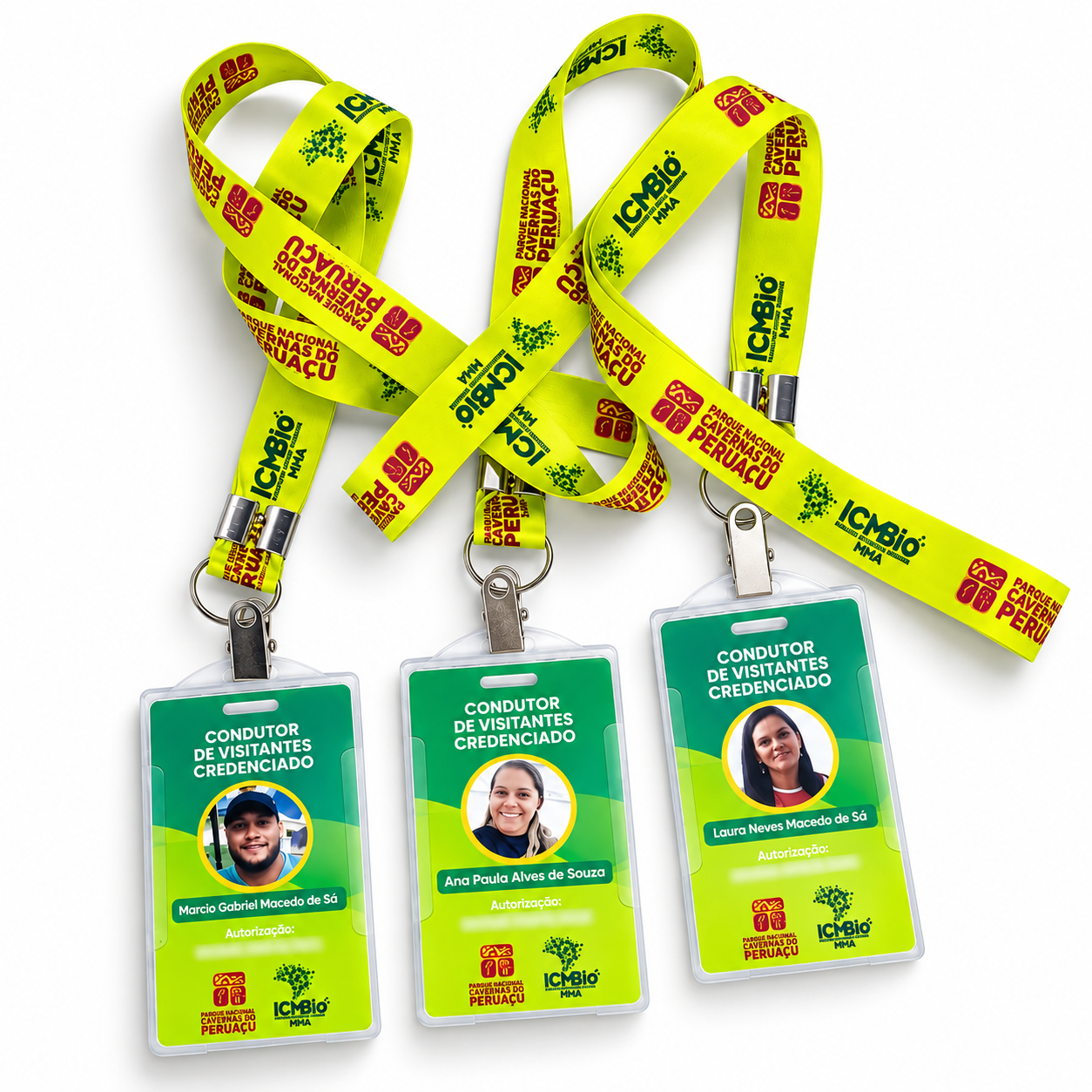 Crachás personalizados com cordão para empresas, eventos e credenciamento
